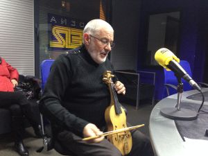 Mario González canta y toca el rabel en Radio León Mario González canta y toca el rabel en Radio León