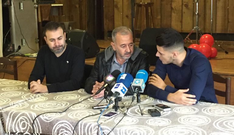 El refugiado sirio Osama Abdul Mohsen (c) durante la rueda de prensa celebrada este viernes en Villaverde (Madrid). El refugiado sirio Osama Abdul Mohsen (c) durante la rueda de prensa celebrada este viernes en Villaverde (Madrid).