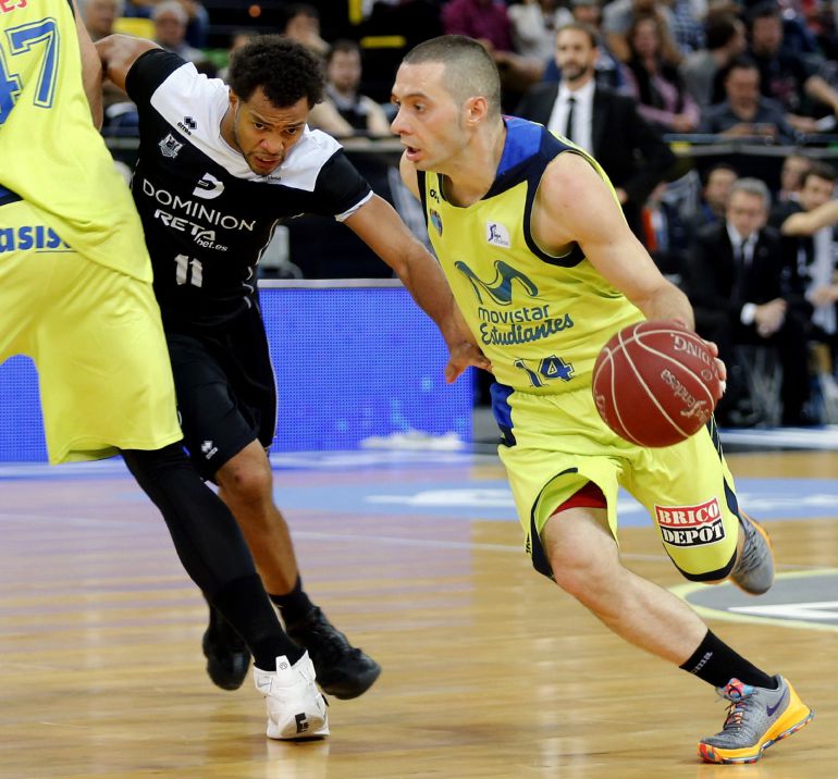 .- El nuevo jugador del Bilbao Basket Clevin Hannah (i) disputa un balón con el jugador del movistar Estudiantes y exjugador del equipo bilbaino Javi Salgado (d) durante el partido de la Liga ACB disputado esta tarde en el Bilbao Arena. EFELuis Tejido .- El nuevo jugador del Bilbao Basket Clevin Hannah (i) disputa un balón con el jugador del movistar Estudiantes y exjugador del equipo bilbaino Javi Salgado (d) durante el partido de la Liga ACB disputado esta tarde en el Bilbao Arena. EFELuis Tejido