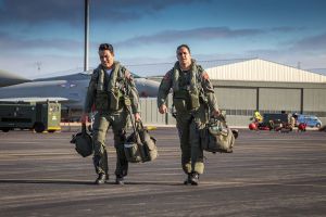 Dos pilotos a punto de subir a su avión en la Base albaceteña Dos pilotos a punto de subir a su avión en la Base albaceteña