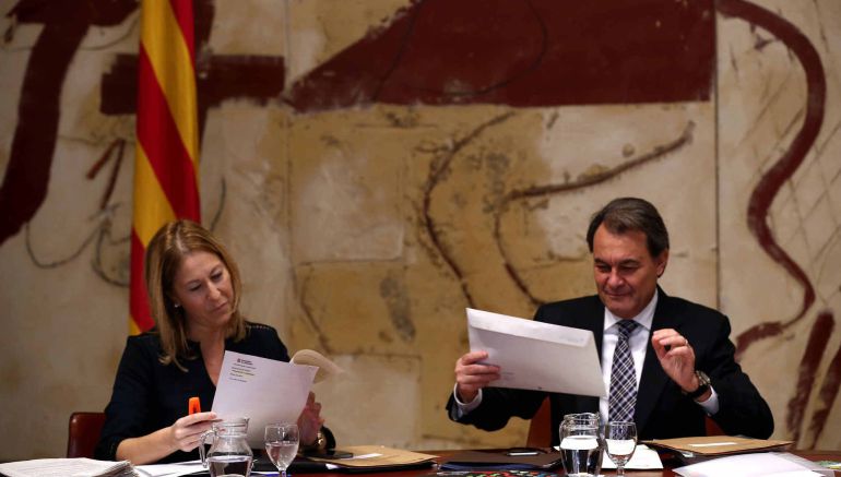 El presidente de la Generalitat en funciones, Artur Mas, y la vicepresidenta Neus Munté, durante la reunión semanal del Govern, tras conocer que el partido que lidera ha pasado a ser la cuarta fuerza en las generales en Cataluña, y a menos de una semana de saber si la CUP apoya o no su investidura al frente de la Generalitat tras una negociación que toca a su fin El presidente de la Generalitat en funciones, Artur Mas, y la vicepresidenta Neus Munté, durante la reunión semanal del Govern, tras conocer que el partido que lidera ha pasado a ser la cuarta fuerza en las generales en Cataluña, y a menos de una semana de saber si la CUP apoya o no su investidura al frente de la Generalitat tras una negociación que toca a su fin