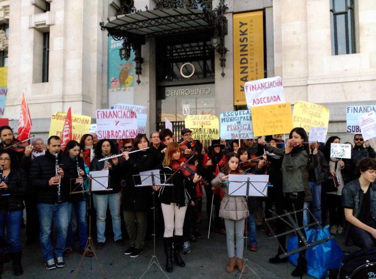 Concentración de los profesores de música frente al ayuntamiento de Madrid Concentración de los profesores de música frente al ayuntamiento de Madrid