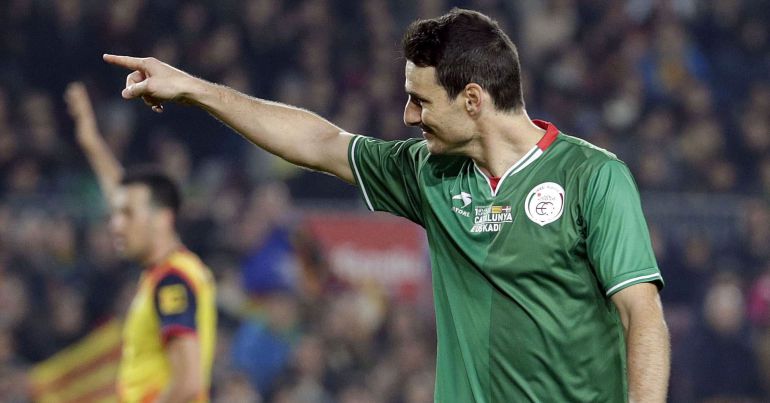 El denatero de la selección de Euskadi Aduriz celebra tras marcar ante la selección catalana, durante el partido amistoso que disputan esta noche en el Camp Nou, en Barcelona. El denatero de la selección de Euskadi Aduriz celebra tras marcar ante la selección catalana, durante el partido amistoso que disputan esta noche en el Camp Nou, en Barcelona.