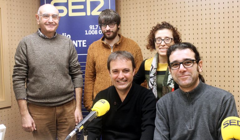 Natxo Bellido, concejal de Presidencia; Ismael Vicedo, portavoz de La Cívica-Escola Valenciana; Enric Pellín y Adrián Cervetto, voluntarios; y María Josep Mira, técnico municipal Natxo Bellido, concejal de Presidencia; Ismael Vicedo, portavoz de La Cívica-Escola Valenciana; Enric Pellín y Adrián Cervetto, voluntarios; y María Josep Mira, técnico municipal
