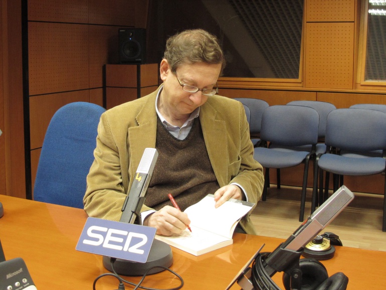 Melero, un fetichista de los libros firmados por sus autores, cumpliendo con el ritual. Melero, un fetichista de los libros firmados por sus autores, cumpliendo con el ritual.