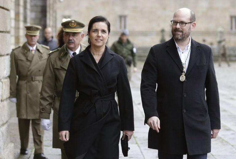 La presidenta del Parlamento de Galicia, Pilar Rojo, acompañada por el alcalde, Martiño Noriega y el general Francisco Javier Abajo Merino, jefe de la Fuerza Logística Operativa, durante los actos de celebración de la tradicional ofrenda de traslación de los restos del Apóstol Santiago La presidenta del Parlamento de Galicia, Pilar Rojo, acompañada por el alcalde, Martiño Noriega y el general Francisco Javier Abajo Merino, jefe de la Fuerza Logística Operativa, durante los actos de celebración de la tradicional ofrenda de traslación de los restos del Apóstol Santiago