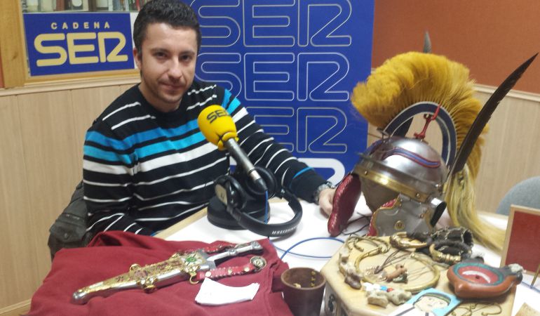 Marco Almansa, secretario de Antiqua Clío, junto con algunos de los elementos de recreación histórica. Marco Almansa, secretario de Antiqua Clío, junto con algunos de los elementos de recreación histórica.