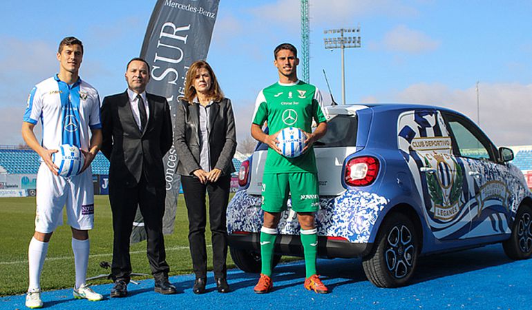 Los jugadores Martín Mantovani (I) y Gabriel Pires junto a la presidenta del Club Deportivo Leganés, Victoria Pavón, y el gerente de Citycar Sur, Ramón Alcañiz. Los jugadores Martín Mantovani (I) y Gabriel Pires junto a la presidenta del Club Deportivo Leganés, Victoria Pavón, y el gerente de Citycar Sur, Ramón Alcañiz.