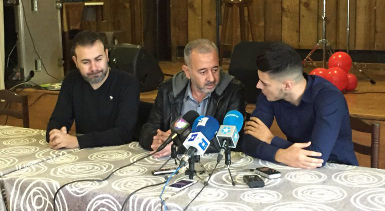 El refugiado sirio Osama Abdul Mohsen (c) durante una rueda de prensa en Villaverde (Madrid). El refugiado sirio Osama Abdul Mohsen (c) durante una rueda de prensa en Villaverde (Madrid).