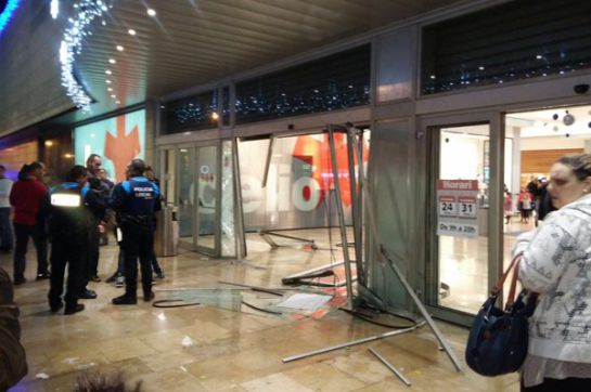 Unos ladrones empotran un coche en un centro comercial en plena tarde de sábado Unos ladrones empotran un coche en un centro comercial en plena tarde de sábado