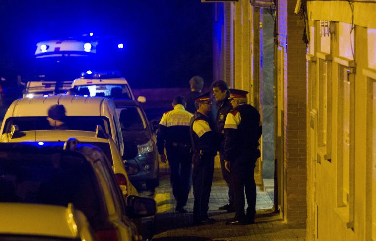 Agentes de los Mossos de Escuadra custodian la puerta de la casa de la calle Nápoles de Terrassa donde dos personas han muerto en un tiroteo. La hipótesis con la que trabajan los Moss es que una o varias personas entraron en la vivienda y dispararon a las víctimas Agentes de los Mossos de Escuadra custodian la puerta de la casa de la calle Nápoles de Terrassa donde dos personas han muerto en un tiroteo. La hipótesis con la que trabajan los Moss es que una o varias personas entraron en la vivienda y dispararon a las víctimas