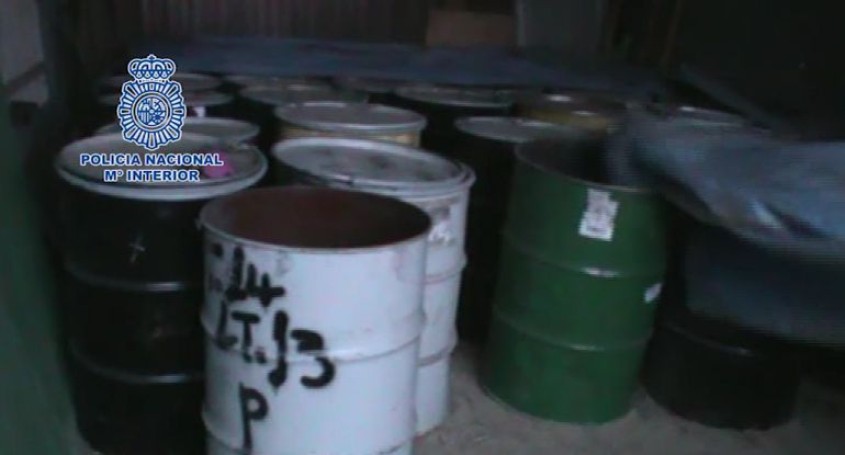 Bidones de polvo de platino encontrados en la operación Bidones de polvo de platino encontrados en la operación