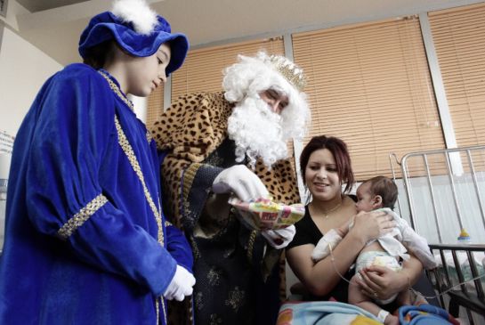 Melchor visitando a uno de los bebés hospitalizados Melchor visitando a uno de los bebés hospitalizados