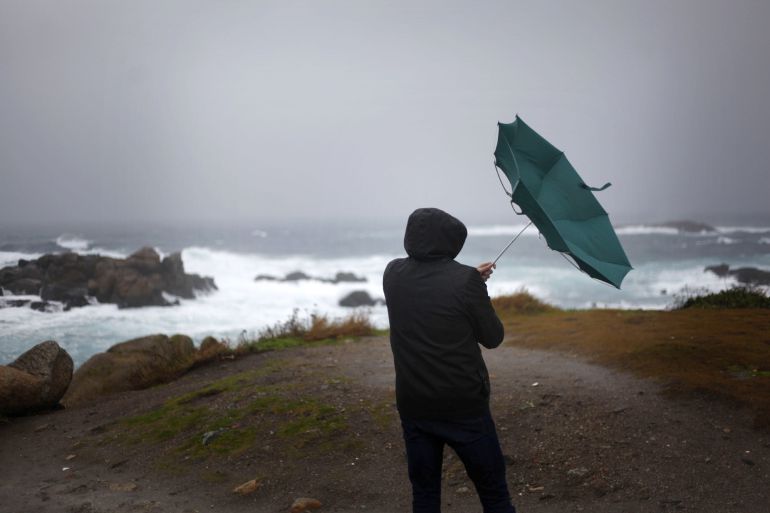 Un hombre ve como el viento le dobla el paraguas en A Coruña. Un hombre ve como el viento le dobla el paraguas en A Coruña.