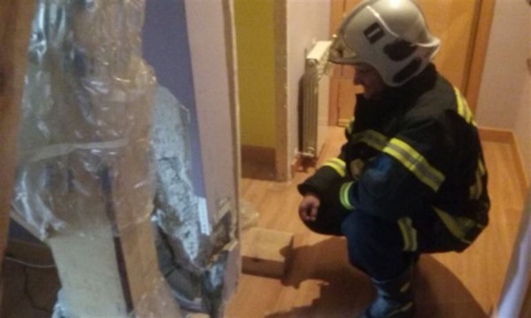 Los bomberos desalojan un edificio en Carabanchel Los bomberos desalojan un edificio en Carabanchel