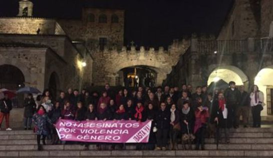 Concentración en Cáceres de la Plataforma de Mujeres por la Igualdad Concentración en Cáceres de la Plataforma de Mujeres por la Igualdad