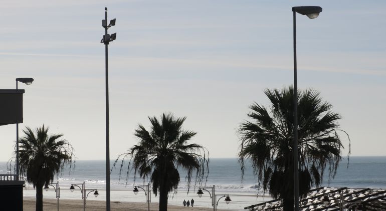 Alumbrado en la playa de la Victoria de Cádiz Alumbrado en la playa de la Victoria de Cádiz