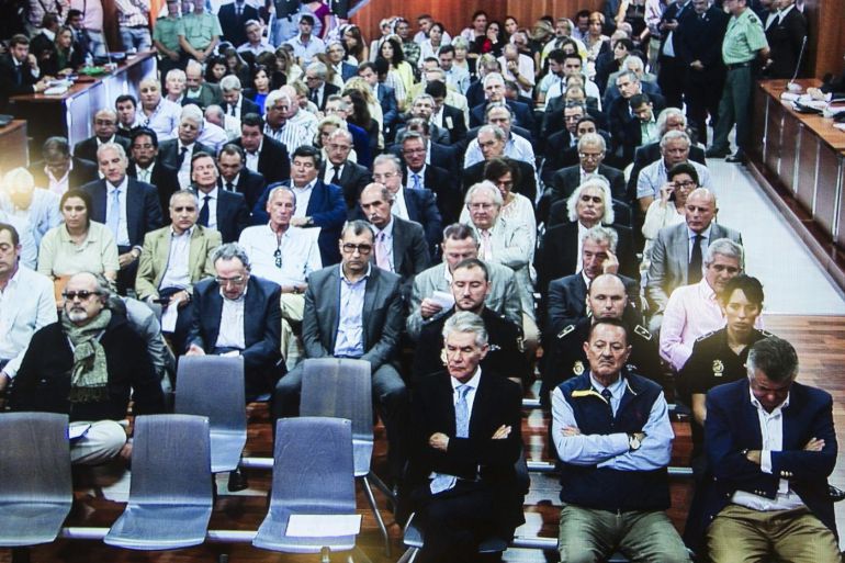 La Audiencia de Málaga ordena el ingreso en prisión de los 27 condenados a más de dos años de cárcel en el caso Malaya: La Audiencia de Málaga ordena el ingreso en prisión de los 27 condenados a más de dos años de cárcel en el caso Malaya La Audiencia de Málaga ordena el ingreso en prisión de los 27 condenados a más de dos años de cárcel en el caso Malaya: La Audiencia de Málaga ordena el ingreso en prisión de los 27 condenados a más de dos años de cárcel en el caso Malaya