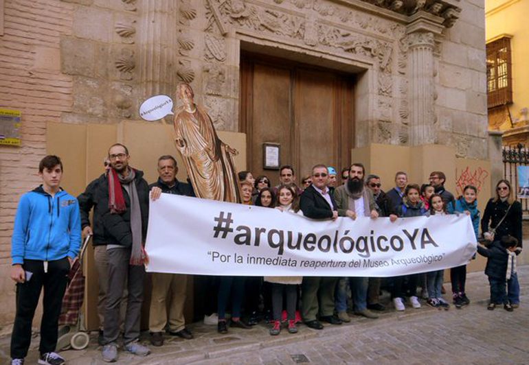 Concentración de protesta ante el Museo Arqueológico de Granada para reivindicar su reapertura Concentración de protesta ante el Museo Arqueológico de Granada para reivindicar su reapertura