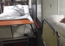 Martín: "los pacientes hospitalizados en los pasillos deben reclamar"