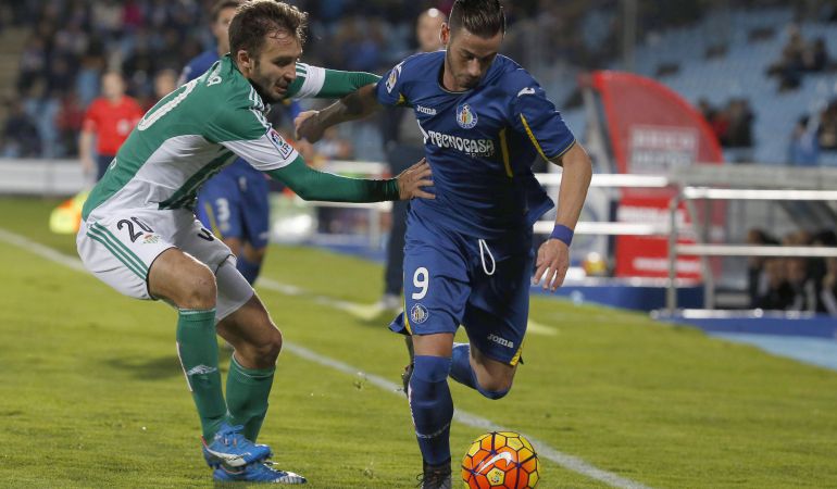 Álvaro Vázquez (d) fue el autor del gol de la victoria frente al Real Betis en el último partido de Liga de Primera División Álvaro Vázquez (d) fue el autor del gol de la victoria frente al Real Betis en el último partido de Liga de Primera División