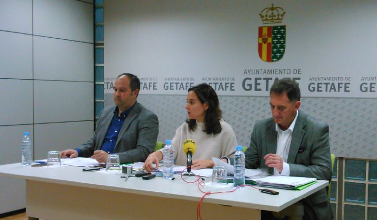 Sara Hernández junto al edil Herminio Vico y Javier Santos, de IU Sara Hernández junto al edil Herminio Vico y Javier Santos, de IU