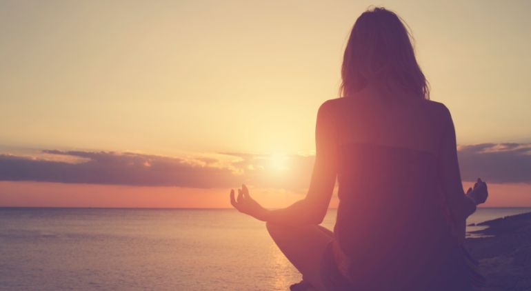 Una mujer practica yoga Una mujer practica yoga