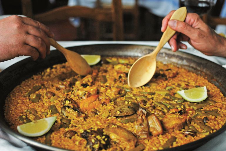 Una paella servida en un establecimiento. Una paella servida en un establecimiento.