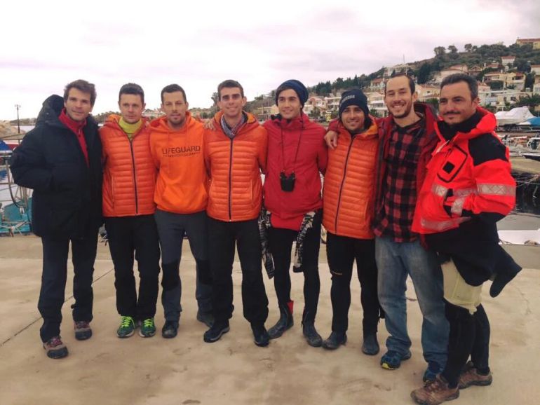 Julio Latorre y Enrique Rodríguez, bomberos de Sevilla, junto a otros compañeros voluntarios en Lesbos Julio Latorre y Enrique Rodríguez, bomberos de Sevilla, junto a otros compañeros voluntarios en Lesbos