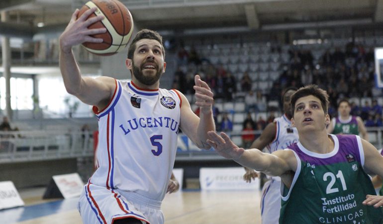 Adri Fuentes entra a canasta durante el partido ante Clínicas RIncón Adri Fuentes entra a canasta durante el partido ante Clínicas RIncón