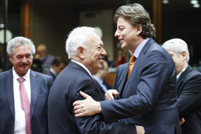 El ministro de Asuntos Exteriores español, José Manuel García-Margallo (i), saluda a su homólogo holandés, Bert Koender, al inicio de una reunión del Consejo de Asuntos Exteriores de la Unión Europea (UE), en Bruselas. El ministro de Asuntos Exteriores español, José Manuel García-Margallo (i), saluda a su homólogo holandés, Bert Koender, al inicio de una reunión del Consejo de Asuntos Exteriores de la Unión Europea (UE), en Bruselas.