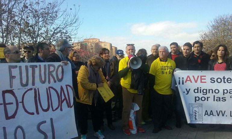 Concentración de la llamada "Marea Amarilla" por el soterramiento del AVE Concentración de la llamada "Marea Amarilla" por el soterramiento del AVE