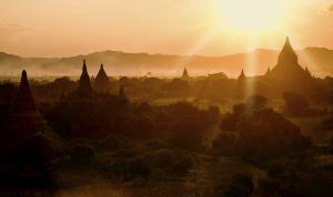 Atardecer sobre las pagodas de Camboya Atardecer sobre las pagodas de Camboya