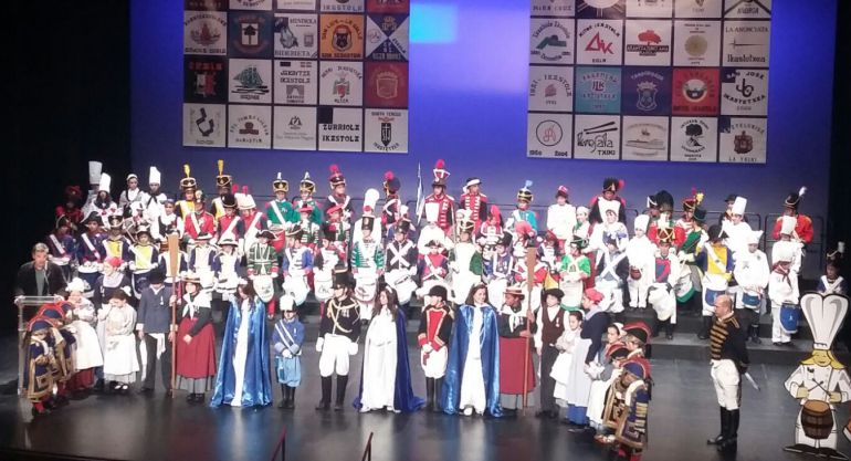 Los representantes de las compañías y los personajes de este año en el acto de presentación de la Tamborrada Infantil Los representantes de las compañías y los personajes de este año en el acto de presentación de la Tamborrada Infantil