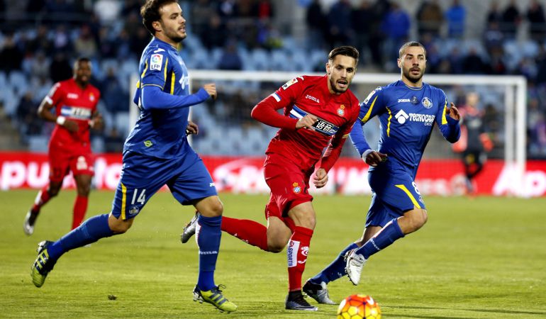 El defensa del Espanyol Roberto Correa (c) junto a los jugadores del Getafe, los centrocampistas Pedro León (i) y Mahdi Lacen (d), durante el partido de la vigésima jornada de liga en Primera División disputado esta tarde en el estadio Coliseum Alfonso Pérez de Getafe. El defensa del Espanyol Roberto Correa (c) junto a los jugadores del Getafe, los centrocampistas Pedro León (i) y Mahdi Lacen (d), durante el partido de la vigésima jornada de liga en Primera División disputado esta tarde en el estadio Coliseum Alfonso Pérez de Getafe.