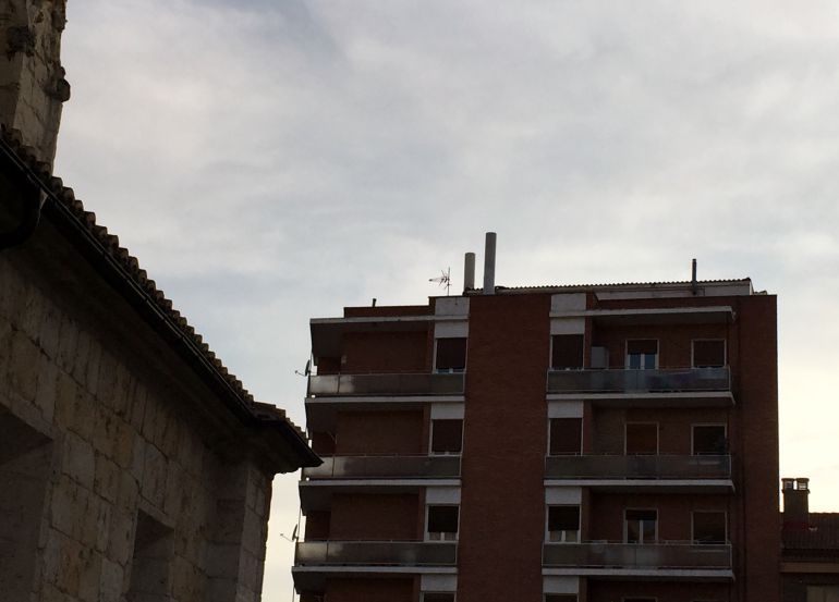 Edificio con las antenas de telefonía móvil. Edificio con las antenas de telefonía móvil.