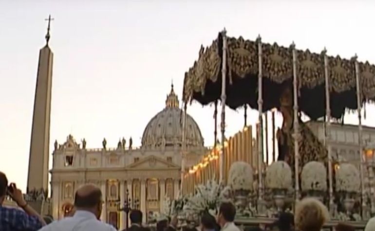 La Virgen del Mayor Dolor, de la hermandad de Los Escolapios, procesionando ante san Pedro del Vaticano en el año 2000 La Virgen del Mayor Dolor, de la hermandad de Los Escolapios, procesionando ante san Pedro del Vaticano en el año 2000