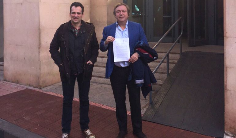 Juan Soler y Antonio José Mesa, presentando la denuncia en comisaría Juan Soler y Antonio José Mesa, presentando la denuncia en comisaría