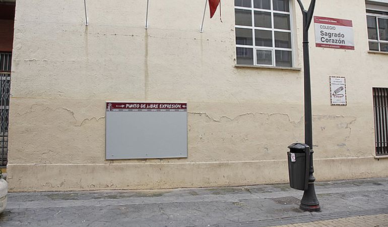 Punto de Libre Expresión situado en la fachada de uno de los colegios de Getafe. Punto de Libre Expresión situado en la fachada de uno de los colegios de Getafe.