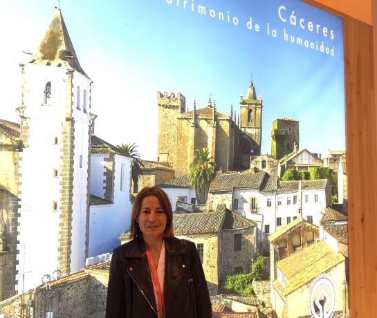 Elena Nevado junto a la promoción de Cáceres Elena Nevado junto a la promoción de Cáceres