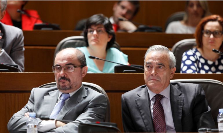 El presidente del Gobierno de Aragón, Javier Lambán, y el portavoz socialista, Javier Sada, durante una sesión en las Cortes de Aragón El presidente del Gobierno de Aragón, Javier Lambán, y el portavoz socialista, Javier Sada, durante una sesión en las Cortes de Aragón