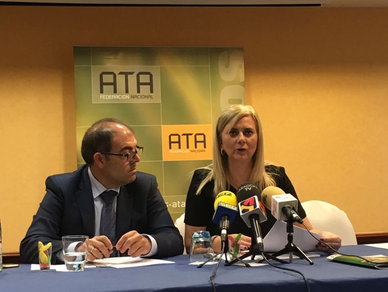 Lorenzo Amor y Maite Mazuelas ,durante la rueda de prensa Lorenzo Amor y Maite Mazuelas ,durante la rueda de prensa