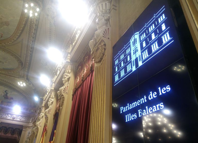 El Parlament aprueba la vuelta a la Ley de Normalización del 86 y protege el catalán El Parlament aprueba la vuelta a la Ley de Normalización del 86 y protege el catalán