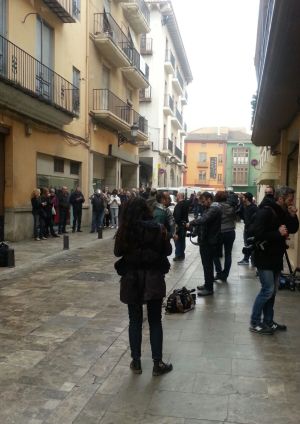 Periodistas y curiosos en la puerta de la casa de Alfonso Rus Periodistas y curiosos en la puerta de la casa de Alfonso Rus