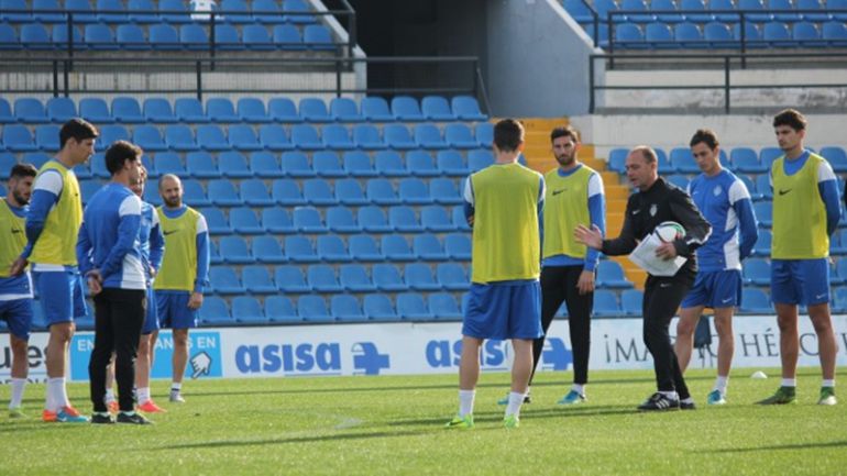 El entrenador del Hércules CF, Vicente Mir, dando instrucciones a sus jugadores El entrenador del Hércules CF, Vicente Mir, dando instrucciones a sus jugadores
