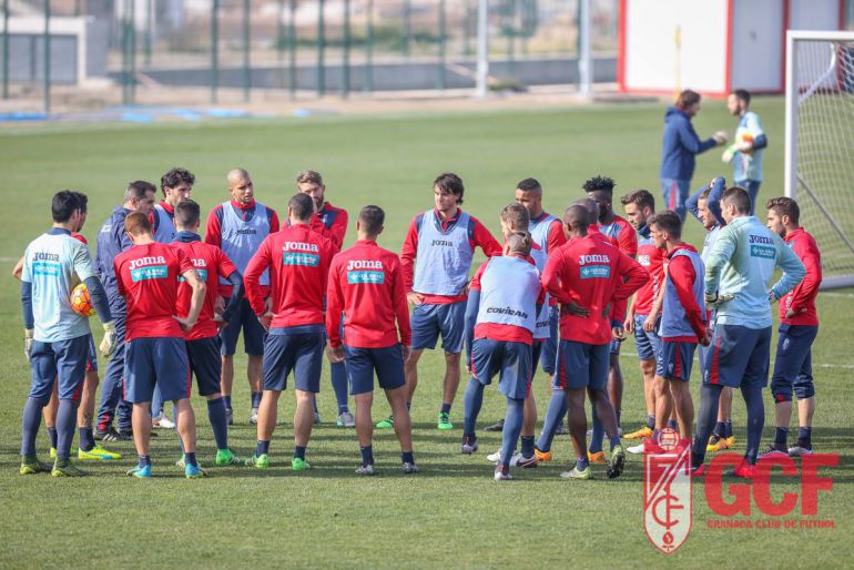 Sandoval dirige el entrenamiento de la plantilla rojiblanca Sandoval dirige el entrenamiento de la plantilla rojiblanca