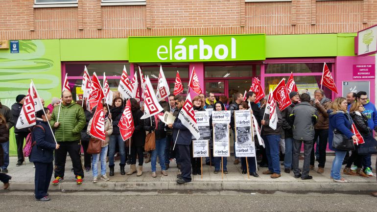 Concentración de los trabajadores de "El Árbol" de la calle Los Robles. Concentración de los trabajadores de "El Árbol" de la calle Los Robles.