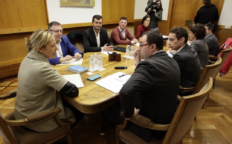 La consejera de Economía, Marta Gastón, acompañada por el director general de Energía y Minas, Alfonso Gómez, durante la reunión con la Asociación de Comarcas Mineras de España La consejera de Economía, Marta Gastón, acompañada por el director general de Energía y Minas, Alfonso Gómez, durante la reunión con la Asociación de Comarcas Mineras de España