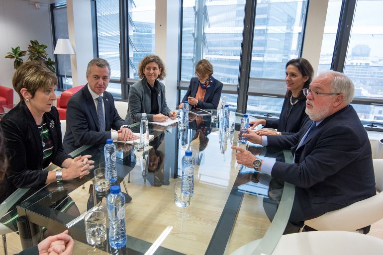 Tapia, Urkullu, Oregi y Arias Cañete, durante el encuentro mantenido en Bruselas Tapia, Urkullu, Oregi y Arias Cañete, durante el encuentro mantenido en Bruselas