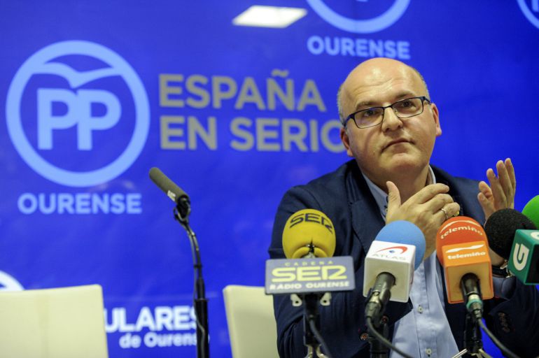 El presidente de la Diputación de Ourense y del PP provincial, Manuel Baltar, durante la rueda de prensa en la que ha evitado dar explicaciones por su imputación El presidente de la Diputación de Ourense y del PP provincial, Manuel Baltar, durante la rueda de prensa en la que ha evitado dar explicaciones por su imputación